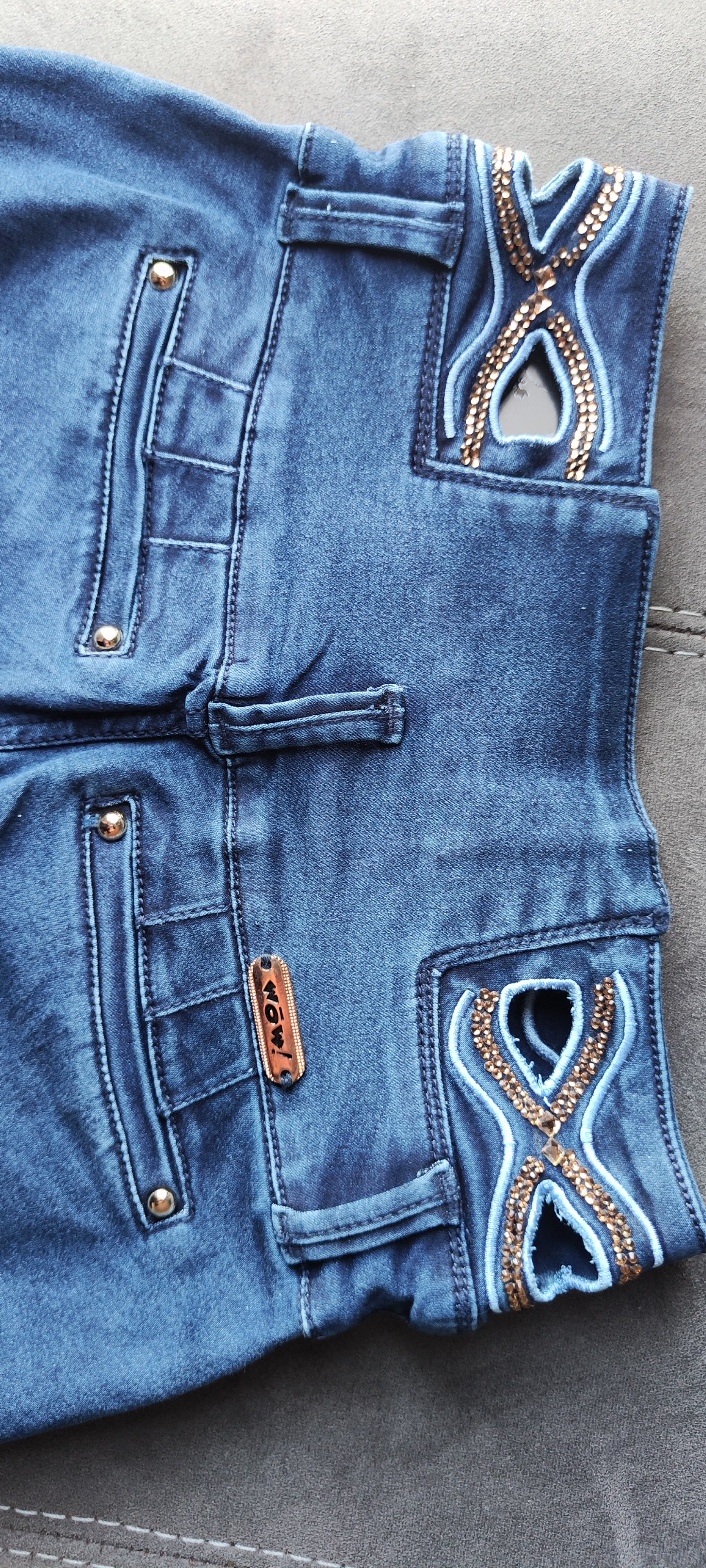 Jean Lujuria color azul claro con detalles de pedrería brillante