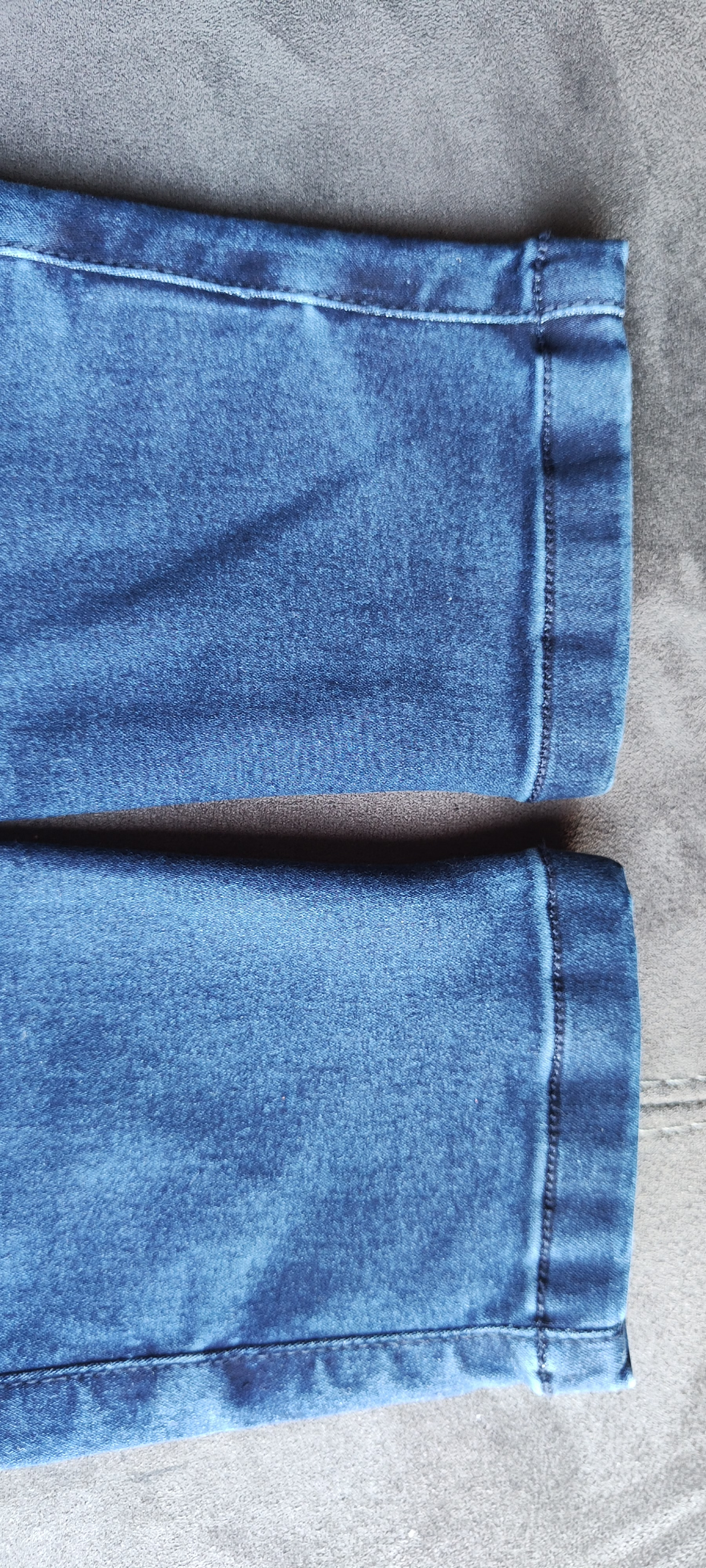 Detalle inferior del jean Lujuria azul claro con costura premium