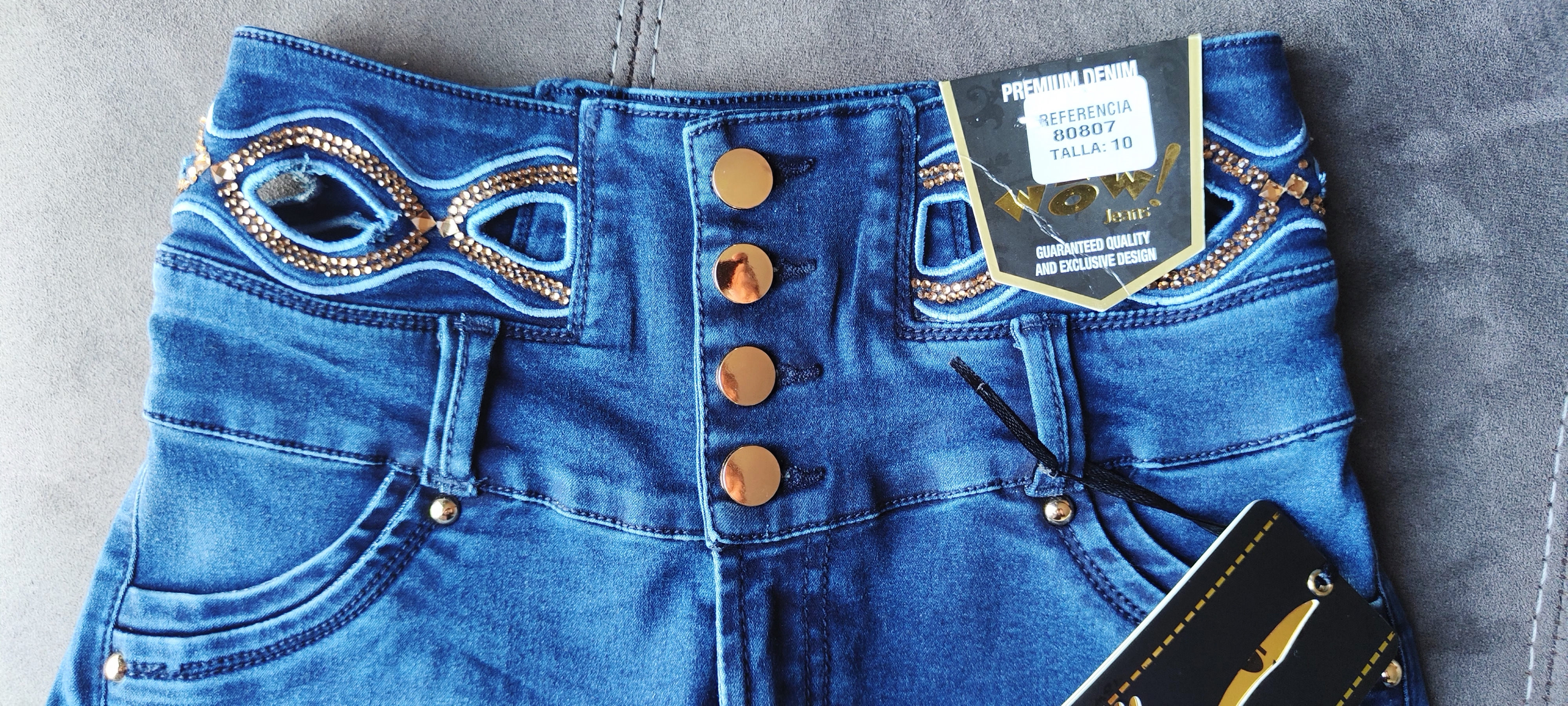 Jean Wow azul oscuro con botones dorados y cintura decorada