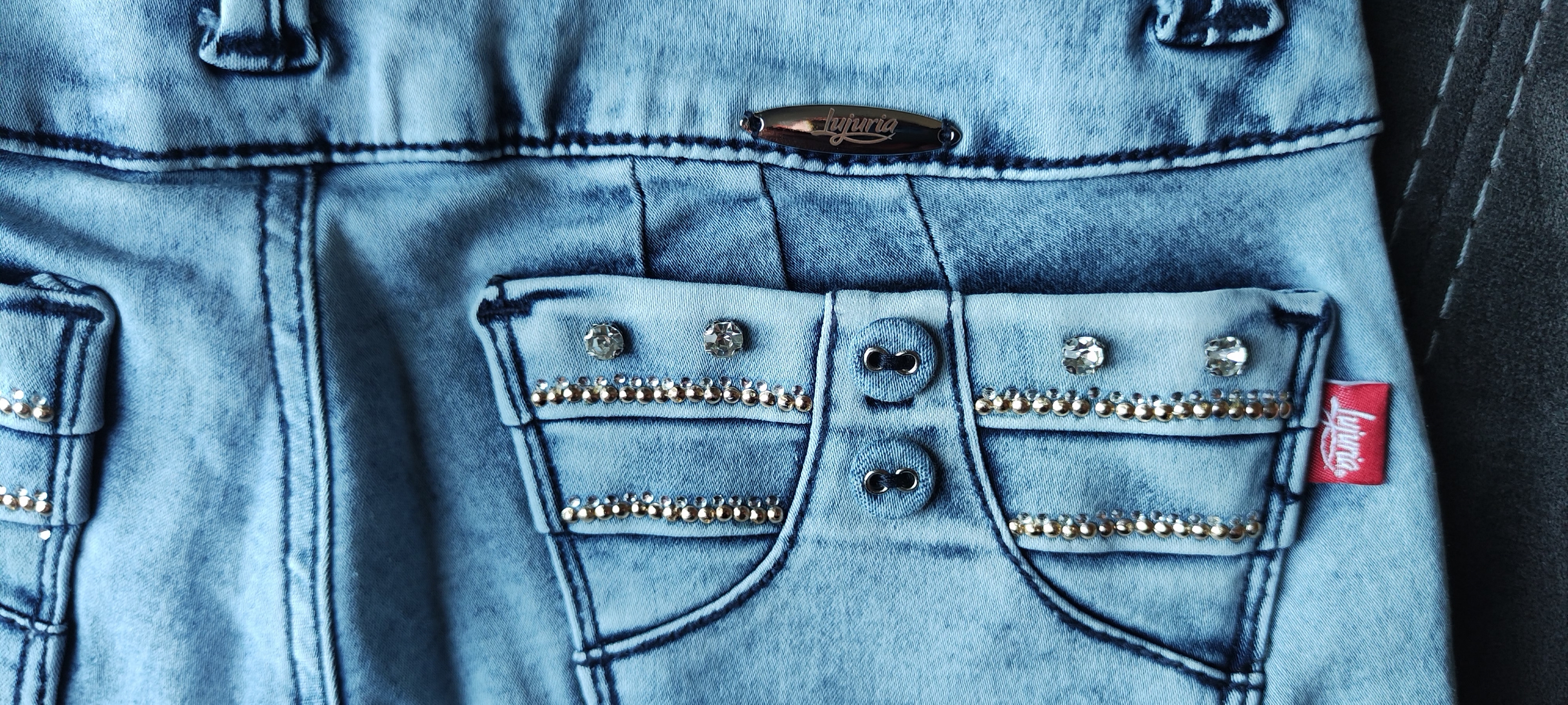 Jean Lujuria azul claro con acabado brillante y costuras de realce