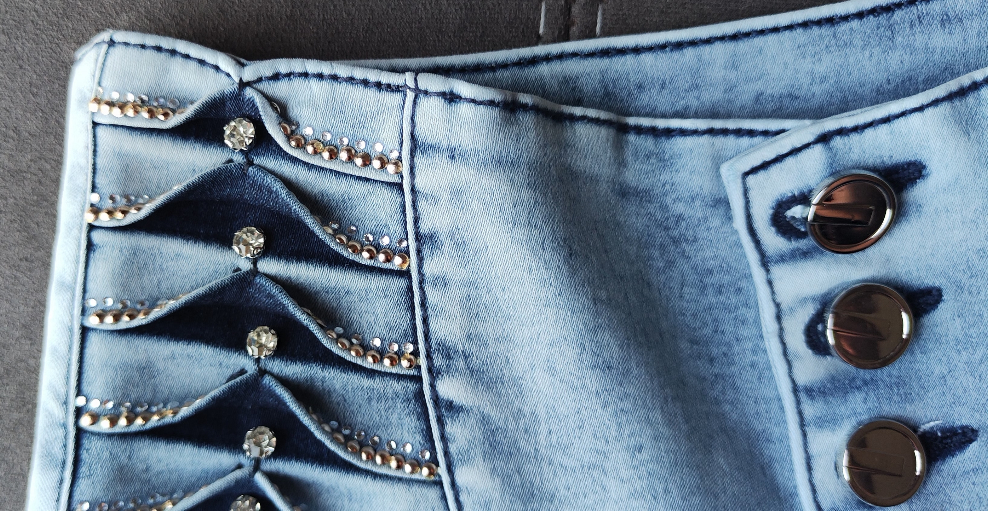 Jean Lujuria Ref. 71316 con acabado claro y detalles artesanales