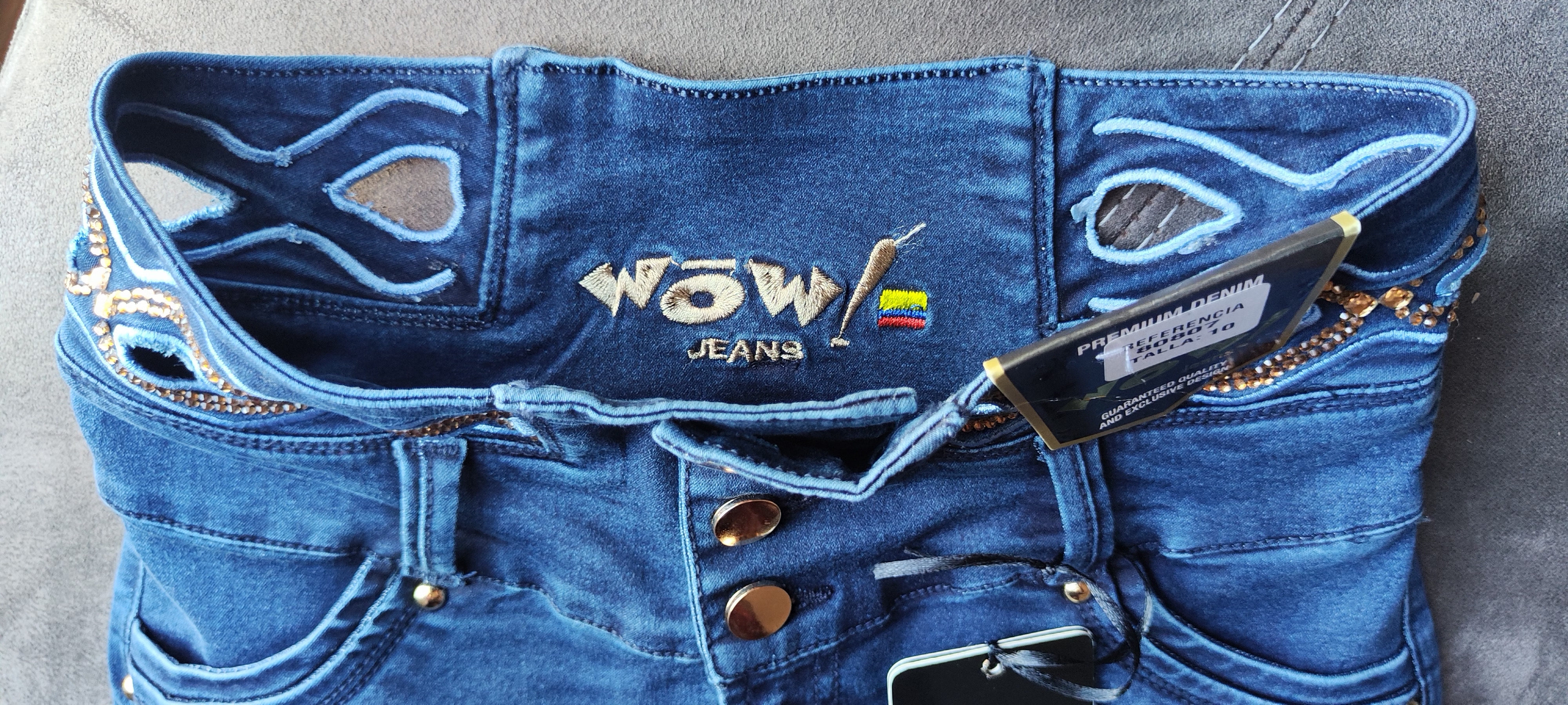 Jean Wow Ref. 80807 con logotipo bordado y pedrería dorada