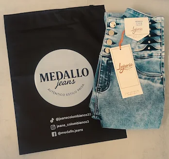 Detalle de la calidad de los vaqueros MEDALLO Jeans con costuras reforzadas y acabados premium