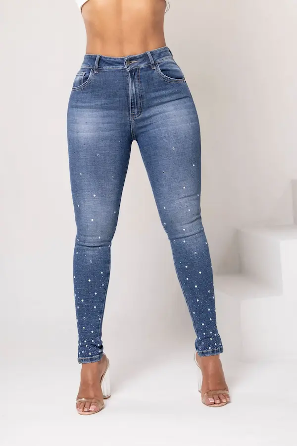 Detalle en piernas: perlas distribuidas y bajo con abertura