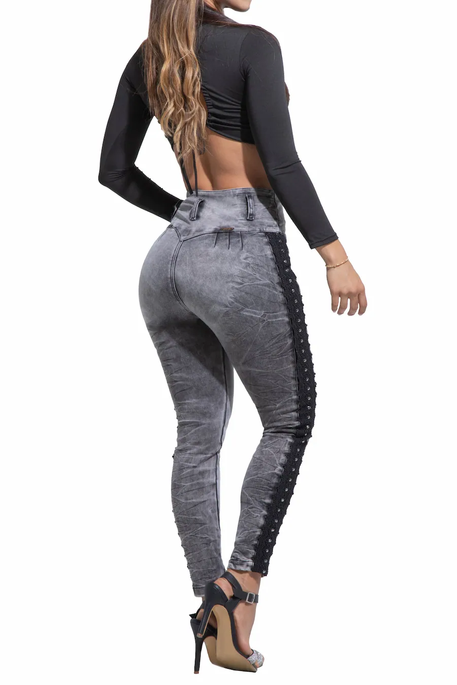 Vista trasera del jean colombiano gris con realce levanta cola Ref. 90733