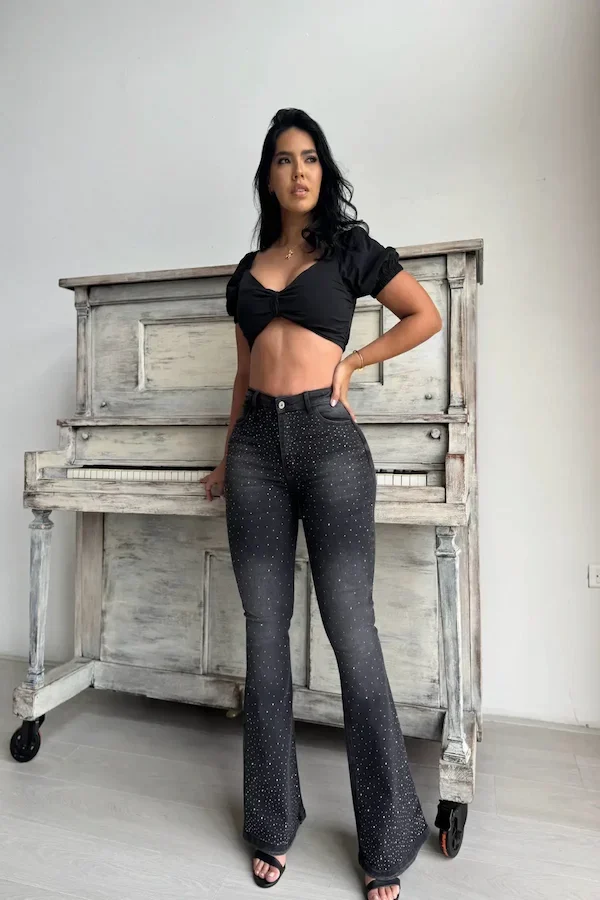 Outfit Nochevieja con jeans acampanados MEDALLO y top con lentejuelas - Look glamuroso para celebrar